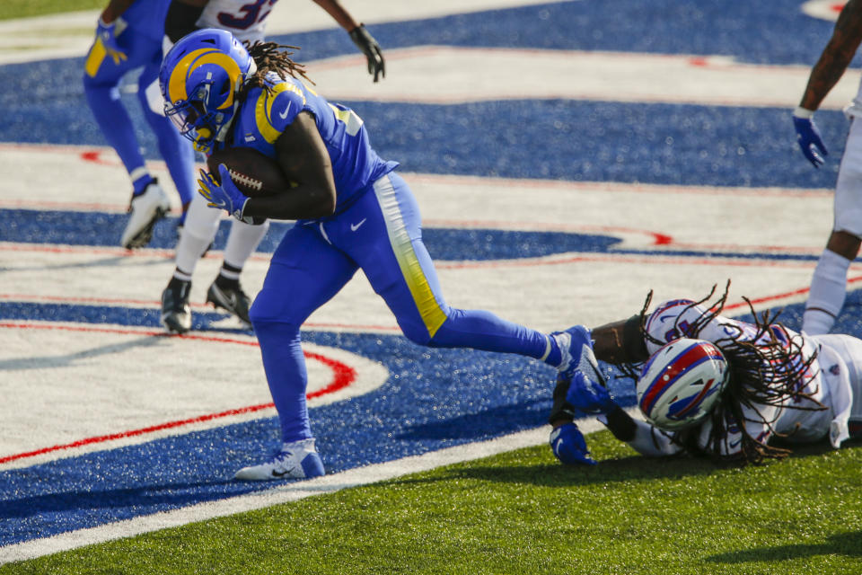 Los Angeles Rams' Darrell Henderson, left, breaks a tackle by Buffalo Bills' Tremaine Edmunds, right, to score a touchdown during the second half of an NFL football game Sunday, Aug. 26, 2018, in Orchard Park, N.Y. (AP Photo/John Munson)