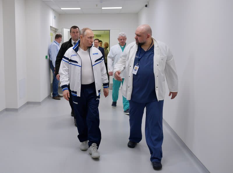 Foto de archivo del presidente ruso, Vladimir Putin, caminando con el médico Denis Protsenko en una visita a un hospital que trata pacientes con coronavirus en las afueras de Moscú