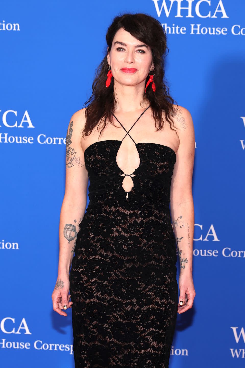lena headey in a black dress at the 2023 white house correspondents association dinner