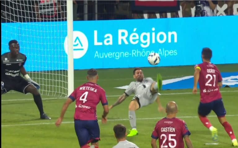 El gol de chilena de Messi, el quinto de PSG en el estreno de la temporada frente a Clermont