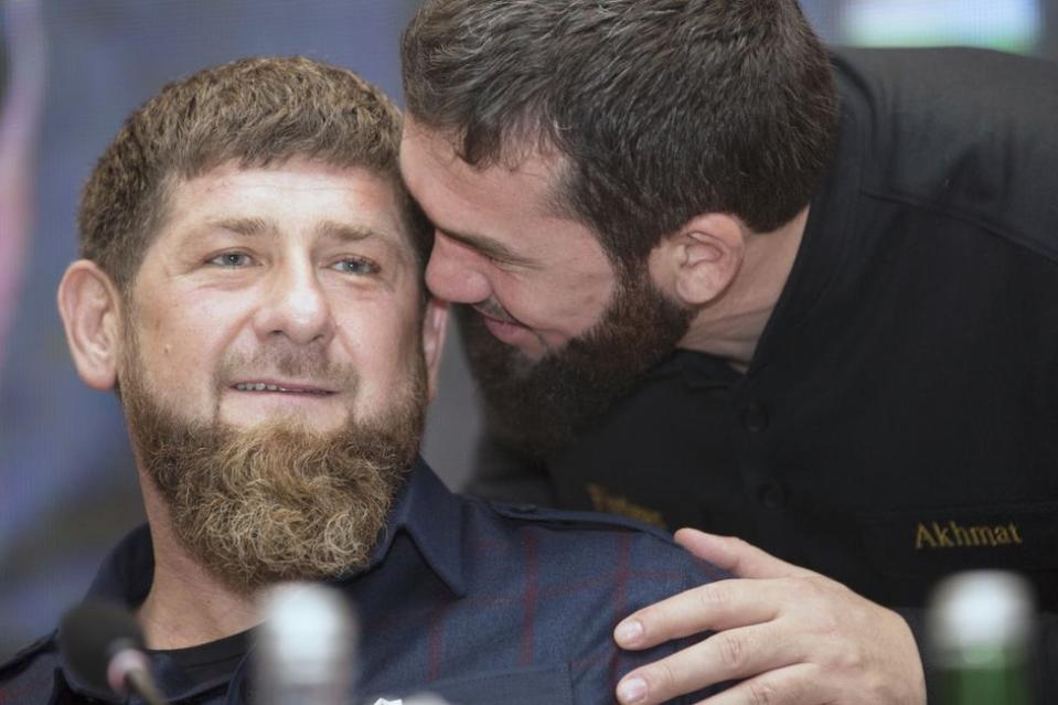 Magomed Daudov hablándole al oído a Ramzan Kadyrov.