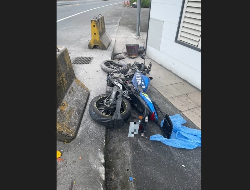 佟姓男子10日中午駕駛灰色自小客車，沿宜蘭市南津路往壯圍方向行駛，左轉環市南路時，與對向騎乘機車（圖）直行的廖姓男子發生側撞，廖男噴飛倒地，經送醫急救後不治。（中央社／讀者提供）