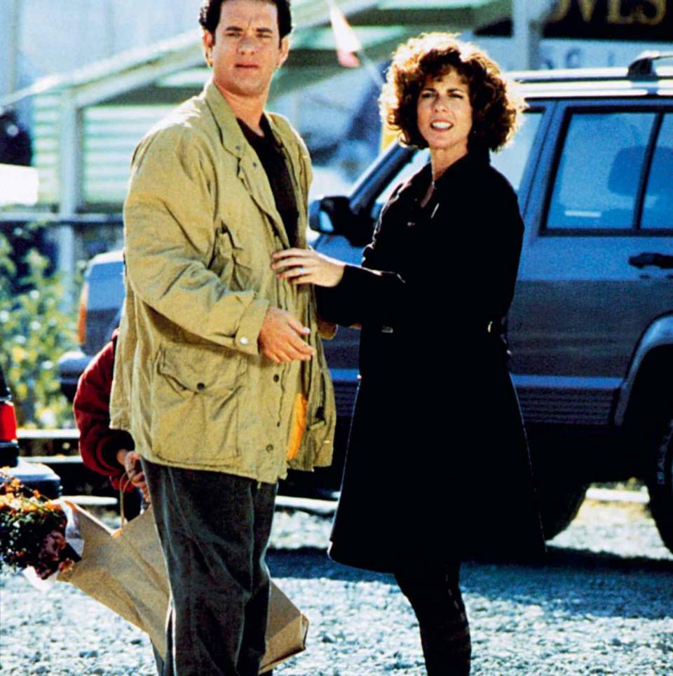 SLEEPLESS IN SEATTLE, front from left: Tom Hanks, Rita Wilson, Ross Malinger (hiding and holding bag