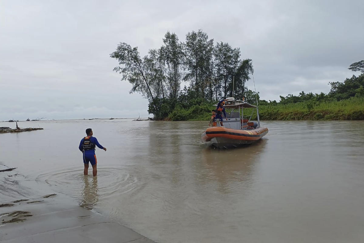 Tim penyelamat Indonesia sedang mencari 7 orang yang hilang di perairan Aceh, termasuk 4 warga Australia