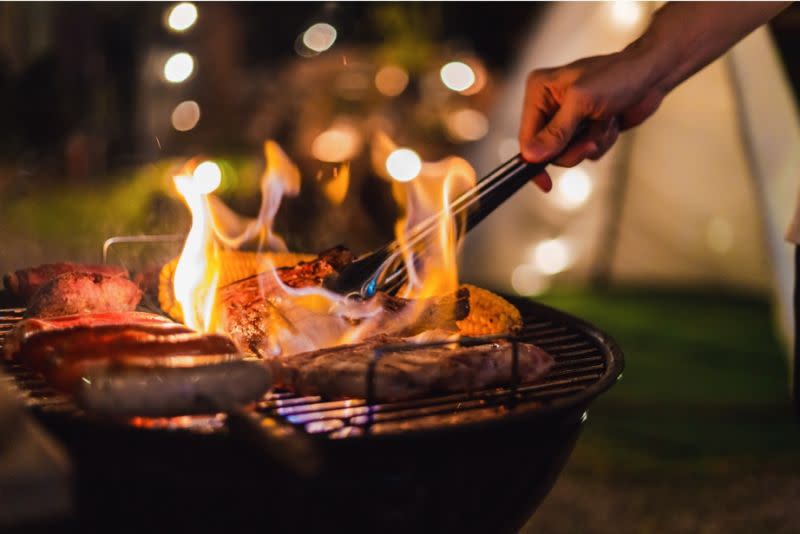 ▲多數人怒轟，在烤肉時雞肉及吐司是全場最雷食材。(示意圖／擷取自Shutterstock)