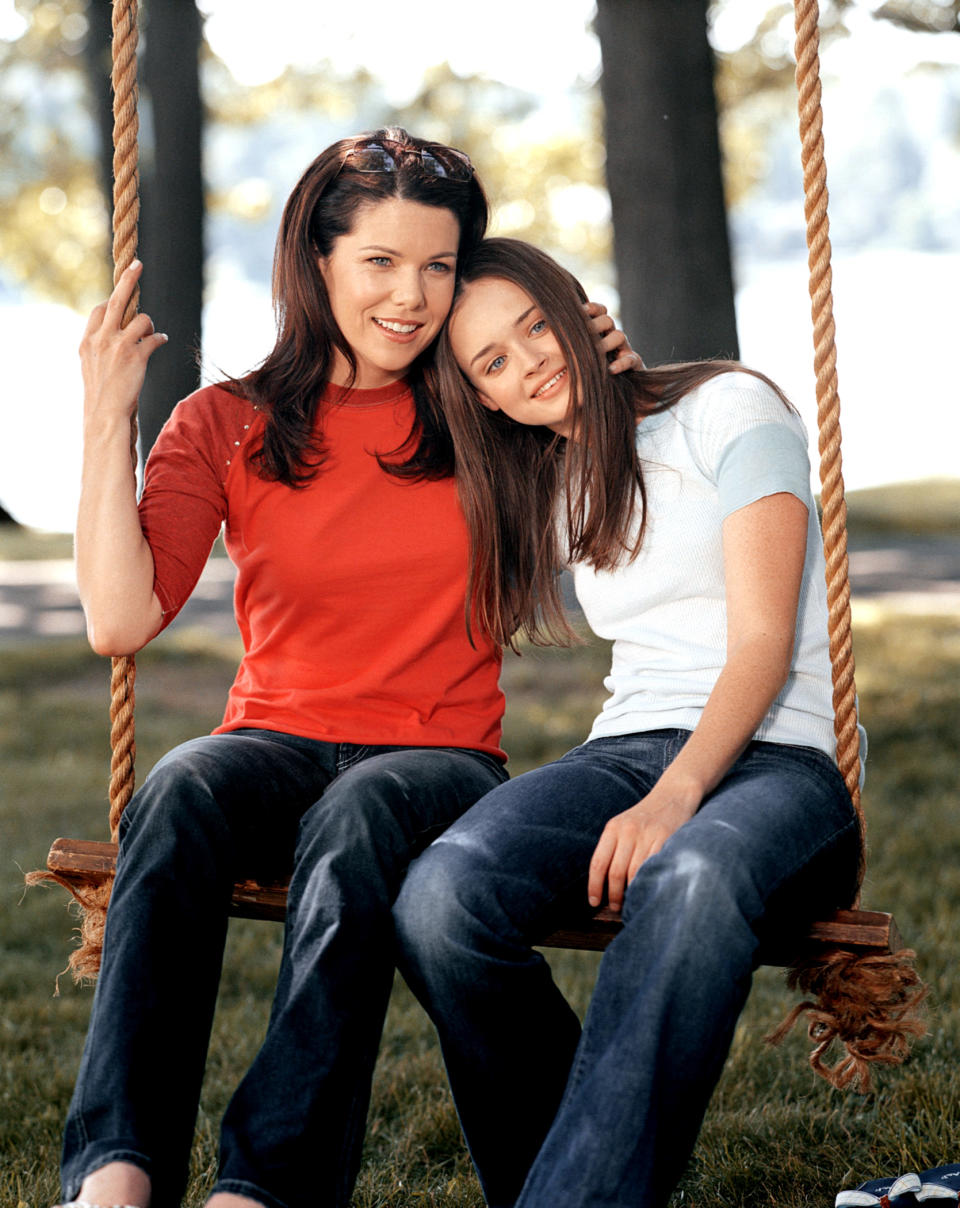 Lauren Graham and Alexis Bledel,<em> Gilmore Girls</em> Season 2. (Photo: Everett Collection)