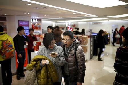 A Chinese couple shops at a Lotte duty free shop in central Seoul, South Korea, February 2, 2016. REUTERS/Kim Hong-Ji