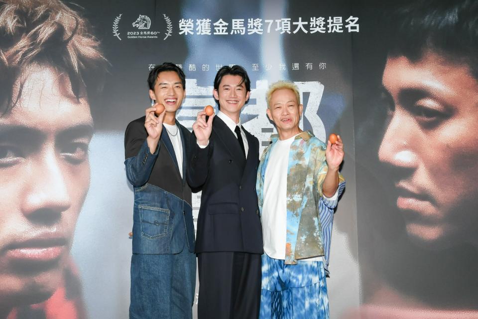 陳澤耀（左起）、吳慷仁、鄧金煌開心手拿片中家族信物「水煮蛋」。甲上娛樂提供