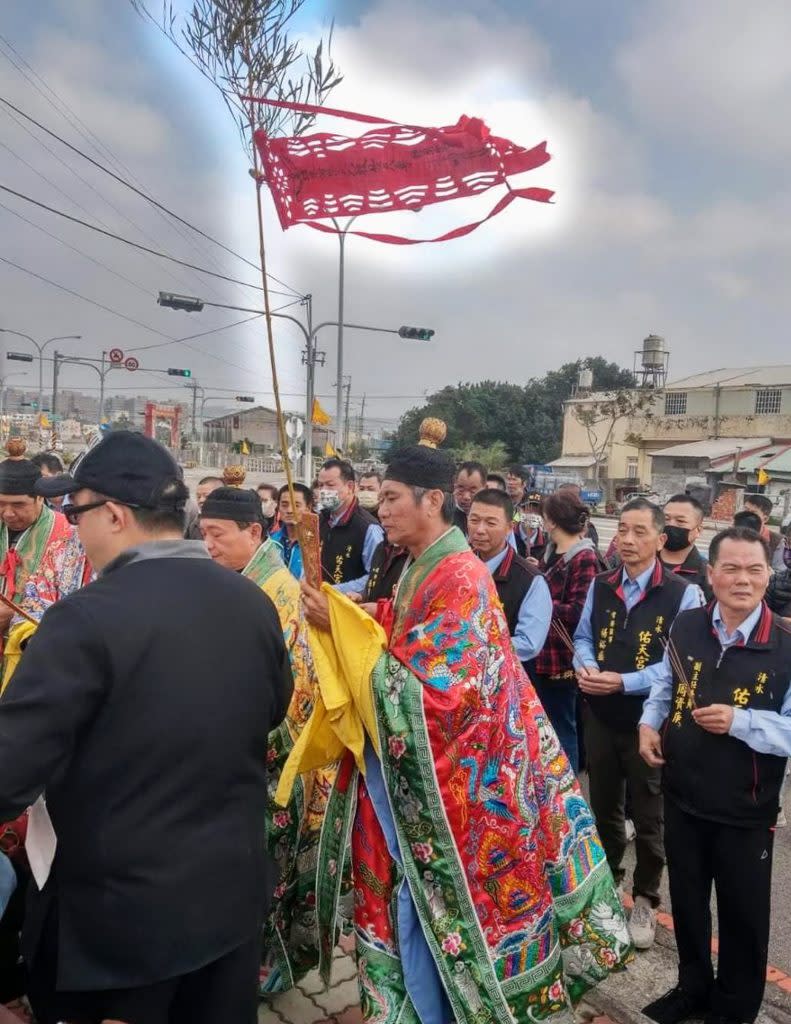 清水佑天宮安龍謝土三獻福醮大典，舉行放水燈及送法船時，赫然發現燈篙旗出現一道白光，信眾嘖嘖稱奇。（記者陳金龍攝）