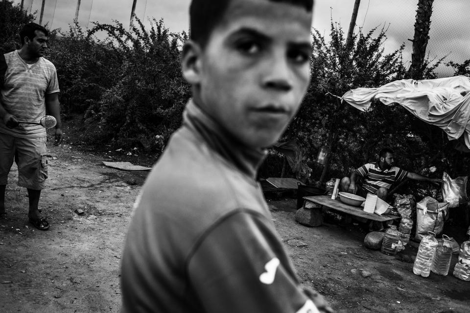 A Moroccan immigrant boy with two Kurdish refugees in front of the transit center for immigrants in Melilla in 2015. (Photo: José Colón/MeMo for Yahoo News)