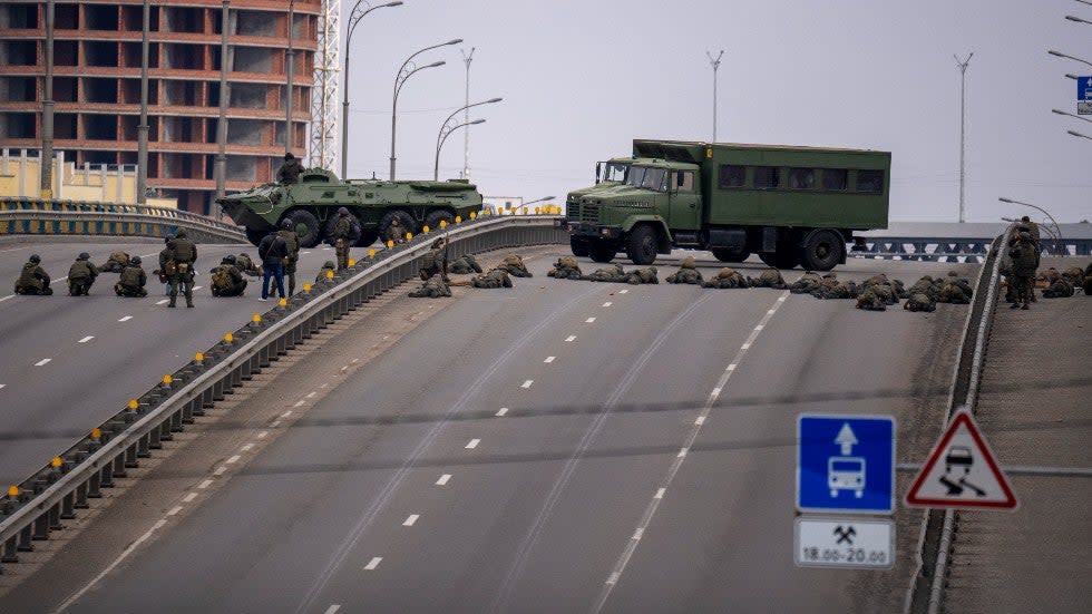 Ukrainian soldiers take position on a bridge inside the city of Kyiv, Ukraine