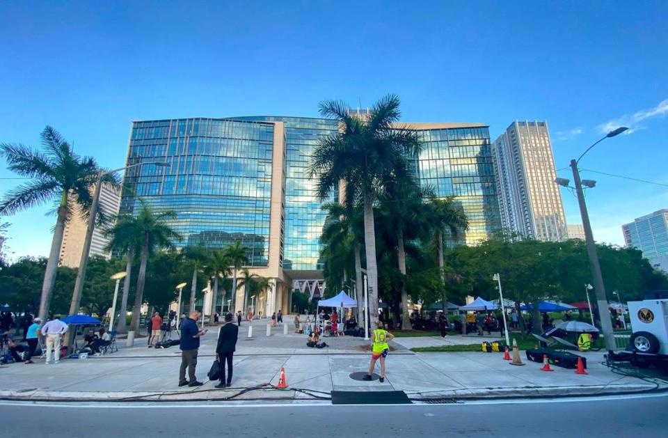 Miembros de los medios en la entrada del Tribunal Federal Wilkie D. Ferguson Jr., el martes 13 de junio de 2023, en Miami, antes de que el ex presidente Donald Trump compareciera ante un tribunal federal por decenas de cargos de delito grave que le acusan de acaparar ilegalmente documentos clasificados.