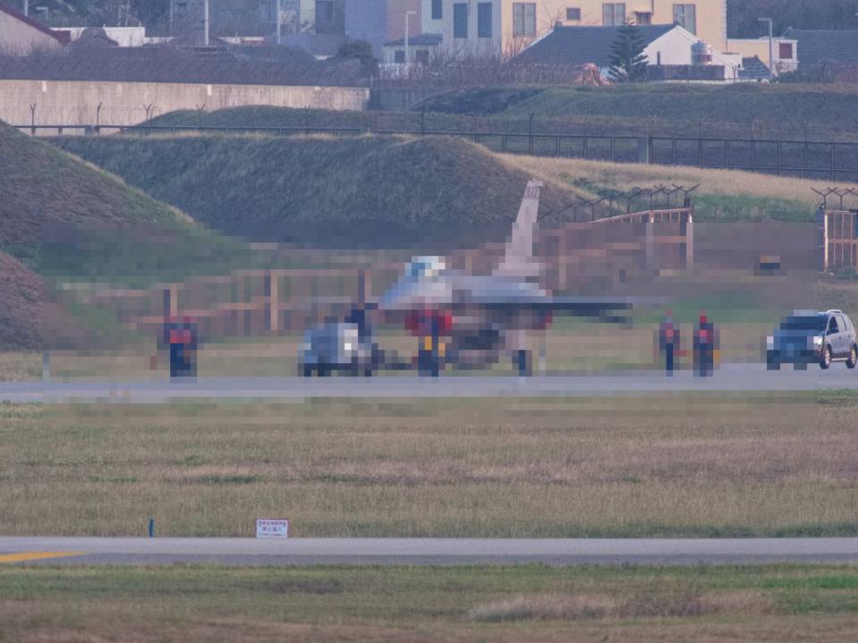 ▲馬公基地勤務隊拖帶緊急降落的F-16戰機進廠情形。（圖／郭偉民攝）