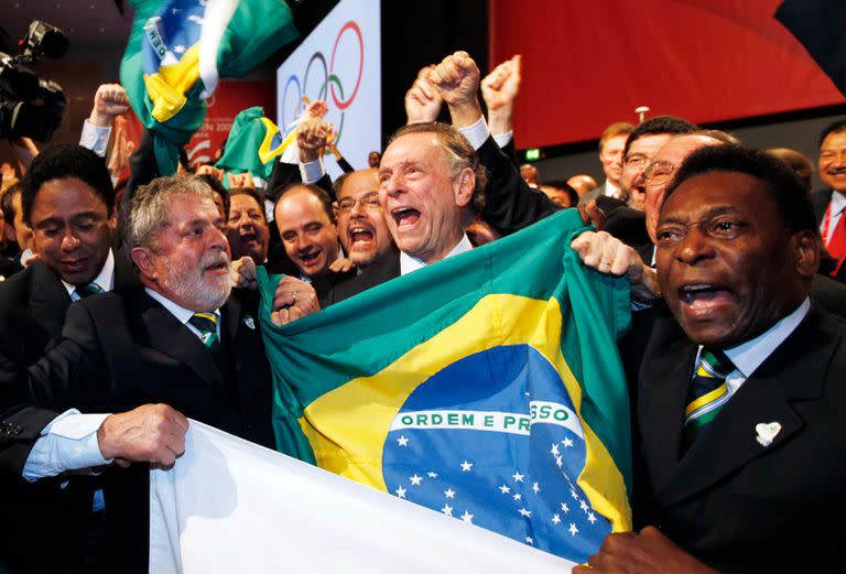 En esta foto tomada el 2 de octubre de 2009, el presidente de Brasil, Luiz Inacio Lula da Silva, el presidente de la candidatura a Río 2016, Carlos Arthur Nuzman, y la leyenda del fútbol brasileño, Pelé, celebran con su delegación después del anuncio de que Río de Janeiro ganó la candidatura para albergar los Juegos Olímpicos de Verano de 2016