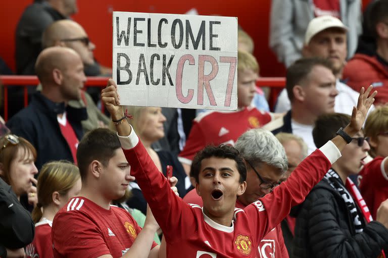 Un fanático sostiene un cartel para Cristiano Ronaldo del Manchester United durante el calentamiento de los jugadores antes del partido de fútbol de la Premier League