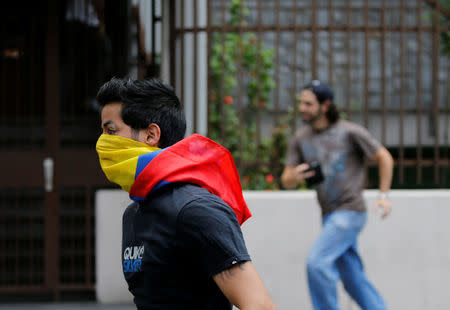 Demonstrators clash with riot police during a rally against Venezuela's President Nicolas Maduro in Caracas, Venezuela, April 20, 2017. REUTERS/Carlos Garcia Rawlins