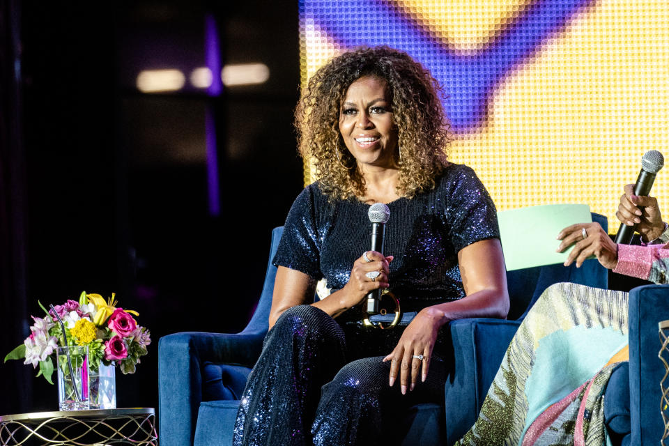 Die ehemalige First Lady Michelle Obama zeigte sich am Samstag bei einem Interview mit ihren Naturlocken (Bild: Getty Images/Josh Brasted/FilmMagic)