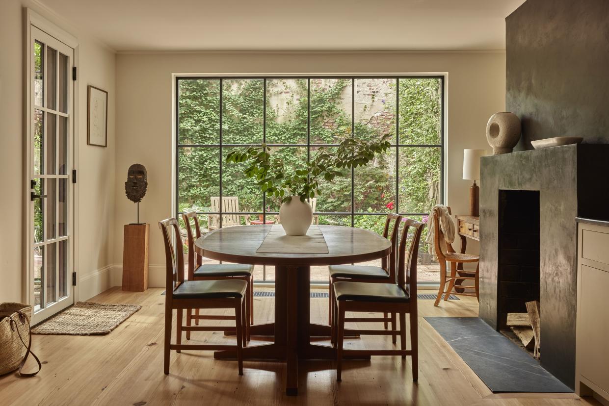  A dining room with large windows. 