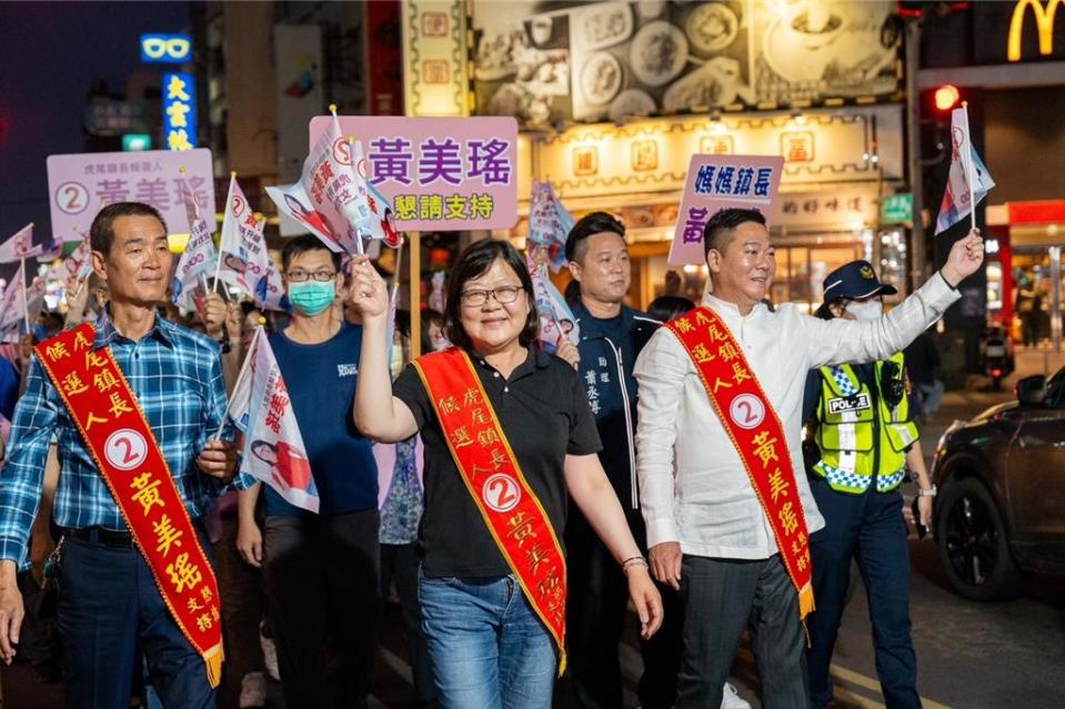 議員黃美瑤（中）是虎尾鎮長補選唯一參選的女性，11日她提前舉行市區大型徒步拜票，議長黃凱（右）與副議長蔡咏锝（左）陪她掃街。（黃美瑤提供）