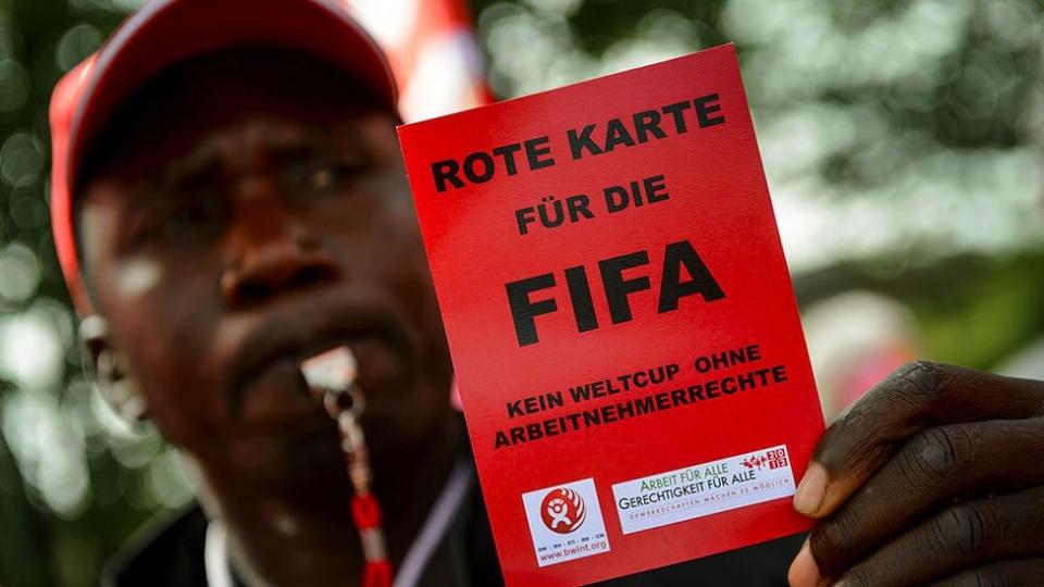 Manifestante dá &quot;cartão vermelho&quot; para a Fifa