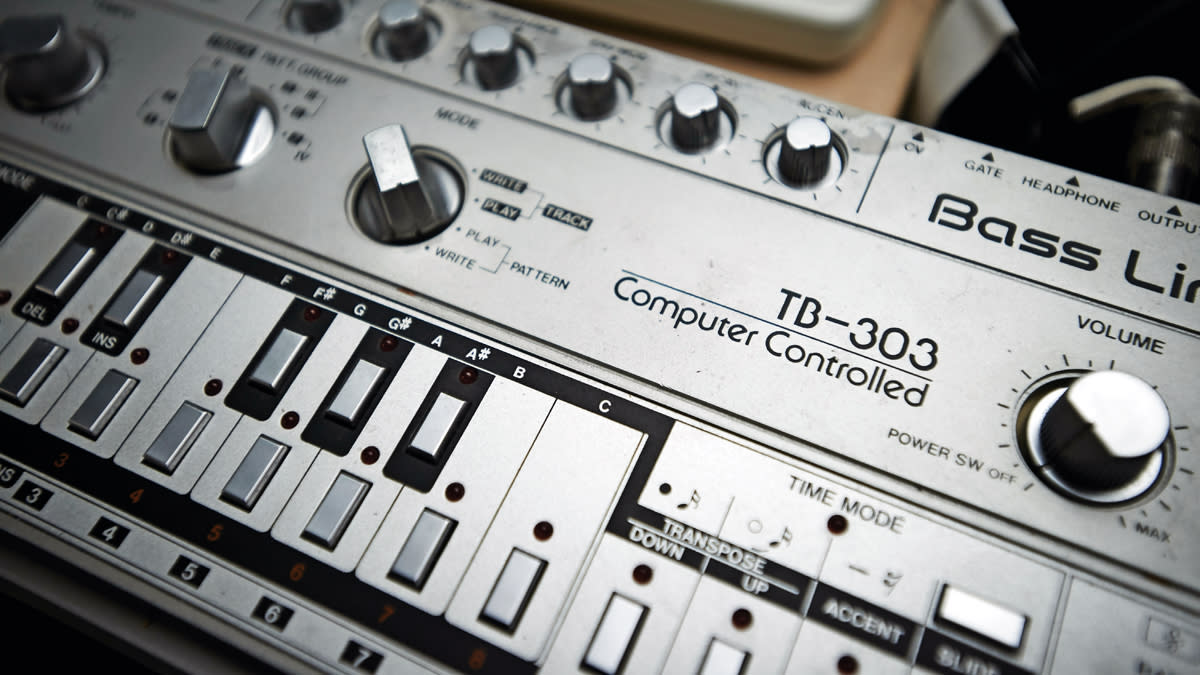  Roland TB-303 