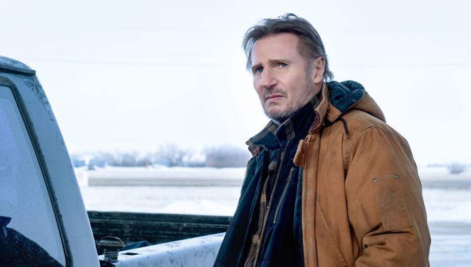 Mike McCann (Liam Neeson) soll drei LKWs &#xfc;ber den vereisten Ozean f&#xfc;hren. (Bild: 2021 Netflix, Inc. / Allen Fraser / Capelight Pictures)
