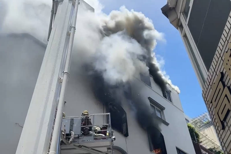 台南透天厝火災  消防用雲梯車救人 台南市南區一棟6樓透天厝1日發生火警，消防人員抵 達後發現4樓窗戶冒出火煙，並以雲梯車救出受困民 眾，起火點與確切火災發生原因待進一步鑑定釐清。 （讀者提供） 中央社記者楊思瑞台南傳真  113年7月1日 