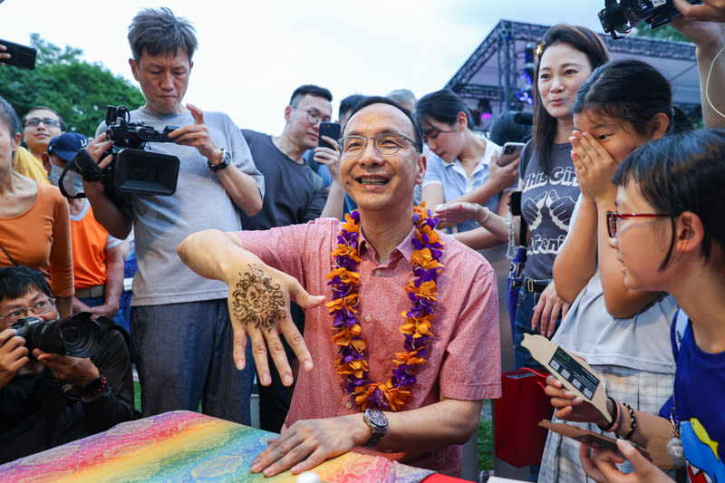 印度夏日狂歡節　朱立倫出席體驗彩繪文化 國民黨主席朱立倫（中）25日下午現身台北華山文創 園區出席印度夏日狂歡節開幕式並參觀現場攤位，親 自體驗手部彩繪。 中央社記者鄭清元攝  113年5月25日 