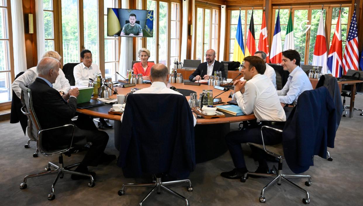 Die Staats- und Regierungschefs der G7-Staaten in einem Konferenzraum von Schloß Elmau - Copyright: picture alliance / ASSOCIATED PRESS | Tobias Schwarz