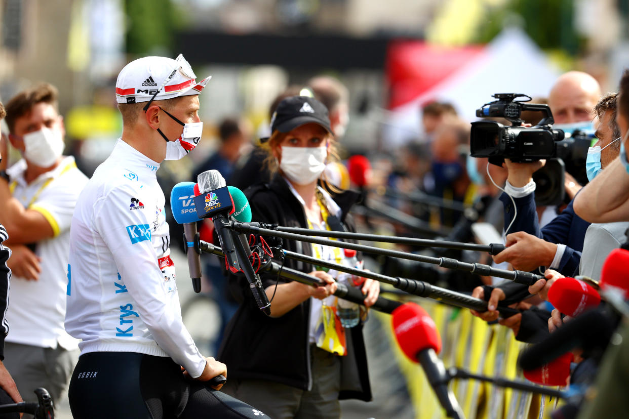 Tadej Pogačar atiende a los medios desde la distancia al inicio de la tercera etapa del Tour de Francia. En su equipo se han dado varios casos de Covid. (Photo by Michael Steele/Getty Images)