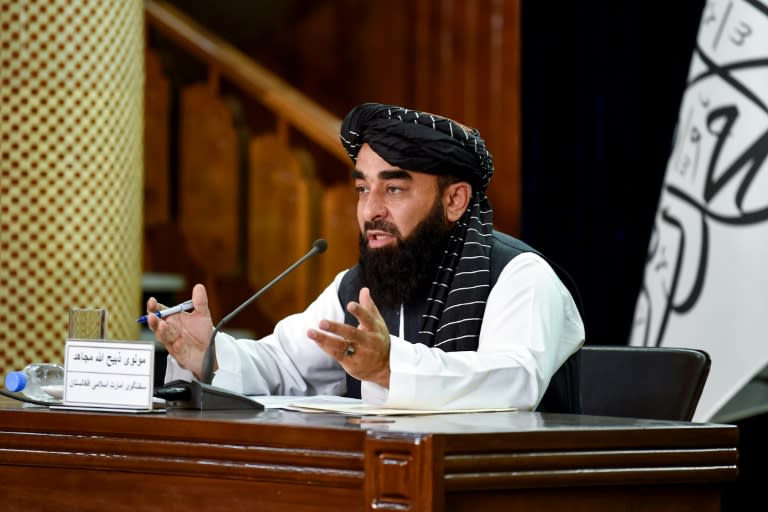 Un portavoz del gobierno talibán afgano habla durante una rueda de prensa en Kabul, el 29 de junio de 2024 (Ahmad SAHEL ARMAN)