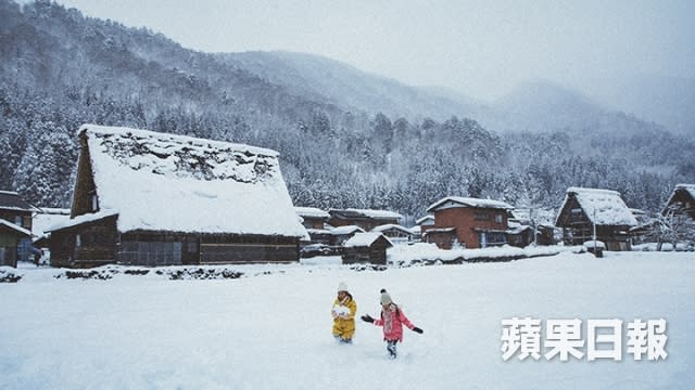 不少小孩在雪地裏嬉戲，歡聲笑語滿載溫馨。