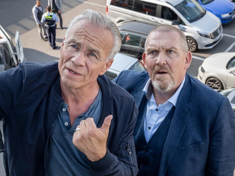 "Tatort: Pyramide": Die Kommissare Max Ballauf (Klaus J. Behrendt, l.) und Freddy Schenk (Dietmar Bär) sind fassungslos über die Kaltschnäuzigkeit des "Concreta"-Chefs. (Bild: WDR/Bavaria Fiction GmbH/Thomas )
