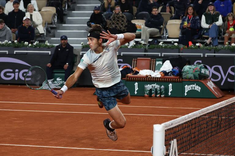 Tomás Martín Etcheverry se estira para buscar una pelota durante su partido en Roland Garros contra el noruego Casper Ruud