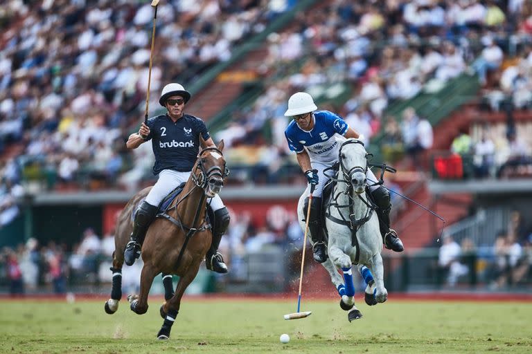 En el aire, Gonzalo Pieres (h.) le gana a Alfredo Bigatti: para Ellerstina, el 15-13 a La Ensenada en el Campeonato Argentino Abierto fue una victoria especial, dolorosamente honorable.