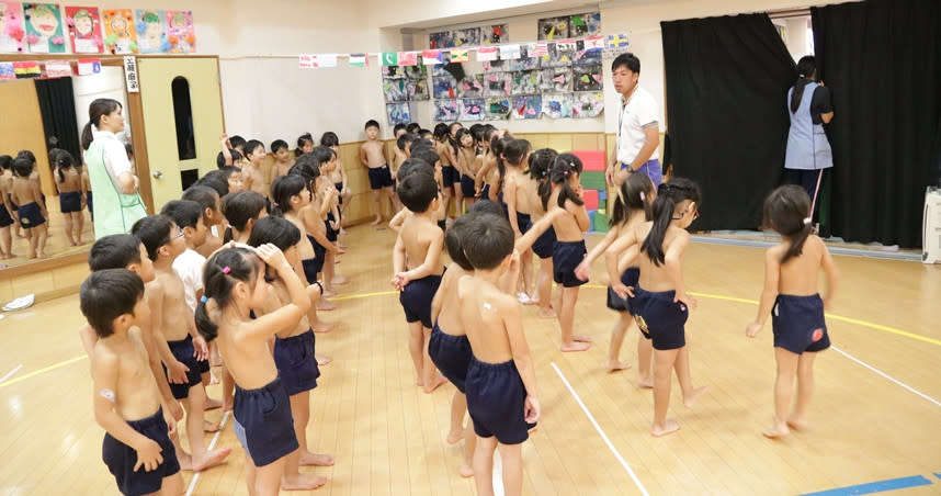 日本神奈川一幼稚園，主推裸體教育。（圖／翻攝自第二ひかり幼稚園官網）