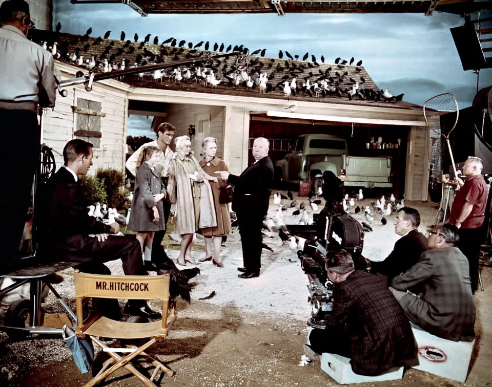 Veronica Cartwright, Rod Taylor, Tippi Hedren und Jessica Tandy mit Alfred Hitchcock am Set von “Die Vögel”. (Universal Pictures/Sunset Boulevard/Corbis via Getty Images)
