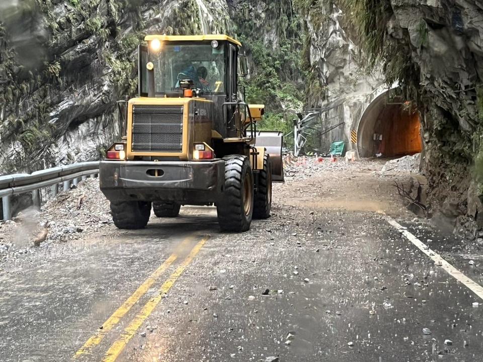 颱風山陀兒逼近，9月30日下午預警性封閉台8線關原至太魯閣口路段，晚間6時30分起全面封閉，原定10月1日5次管制放行時段取消。（圖／公路局東區養護工程分局提供）

