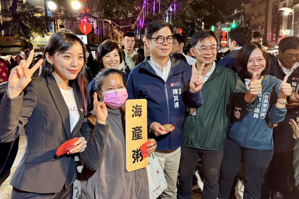 陳其邁市長分送暖心新春祝福，民眾喜拿龍年小紅包開心合照留念。圖/高雄市政府提供