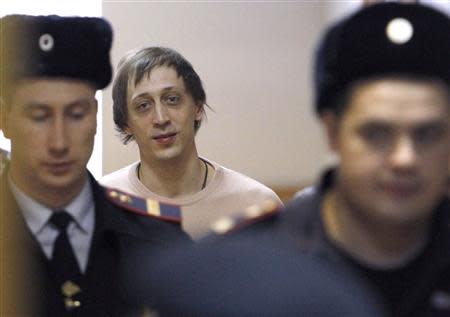 Former Bolshoi Theatre dancer Pavel Dmitrichenko (C) arrives for a court hearing in Moscow December 3, 2013. REUTERS/Maxim Shemetov