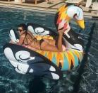 A la hermana mayor de Kylie, Kourtney Kardashian (37), por el contrario, no le interesan esas niñerías – ella prefiere relajarse en su piscina privada al margen de cualquier competencia. (Foto: kourtneykardash)