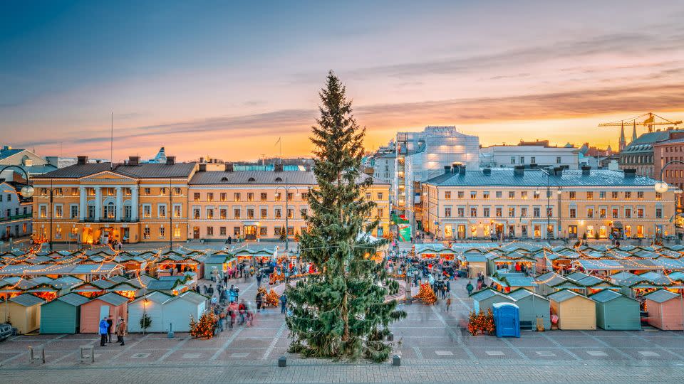 Tuomaan Markkinat -- the oldest outdoor Christmas market in the Finnish capital. - Ryhor Bruyeu/Alamy Stock Photo