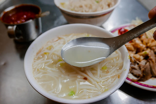 【台北捷運美食地圖】【台北車站美食】長安西路138巷69年老店米粉湯