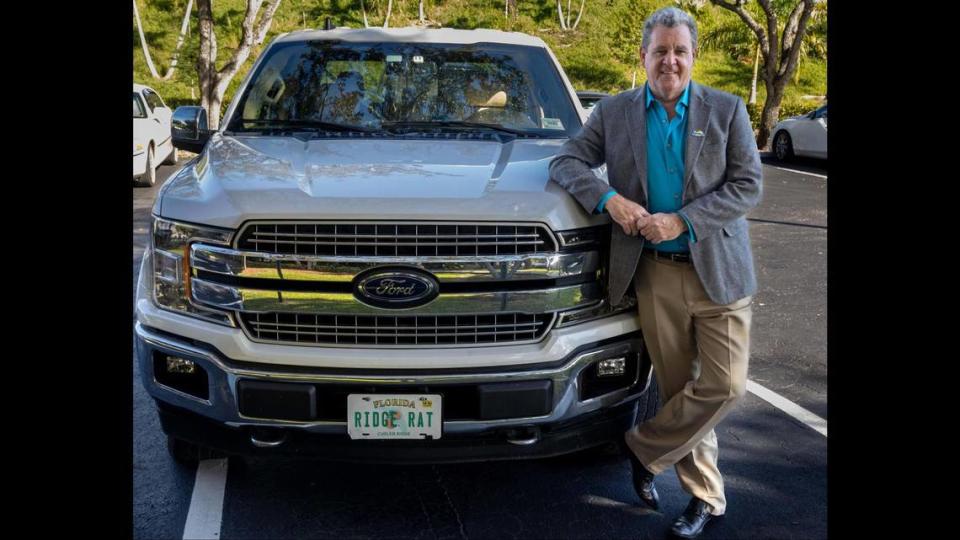 El alcalde de Cutler Bay, Tim Meerbott, posa con su camión que lleva una etiqueta de Ridge Rat de la Florida. Ridge Rat es un término usado para identificar a las personas nacidas y criadas en lo que hoy es Cutler Bay, la Florida, el 16 de noviembre de 2022.