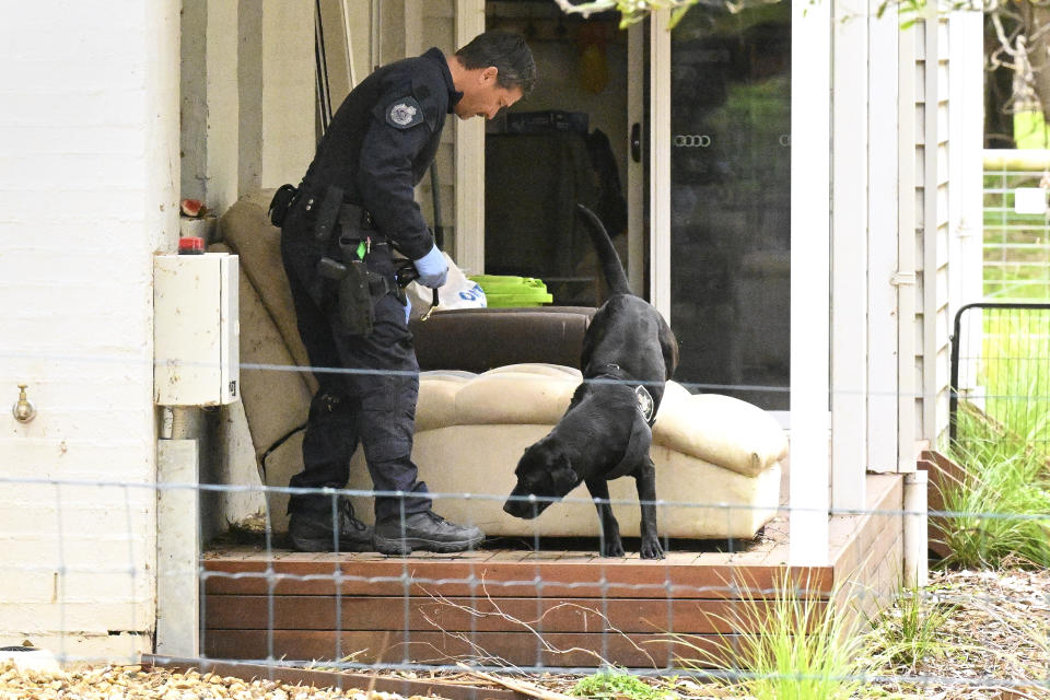 <strong>警察和搜查犬在派特森的住所進行調查。（圖／美聯社）</strong>