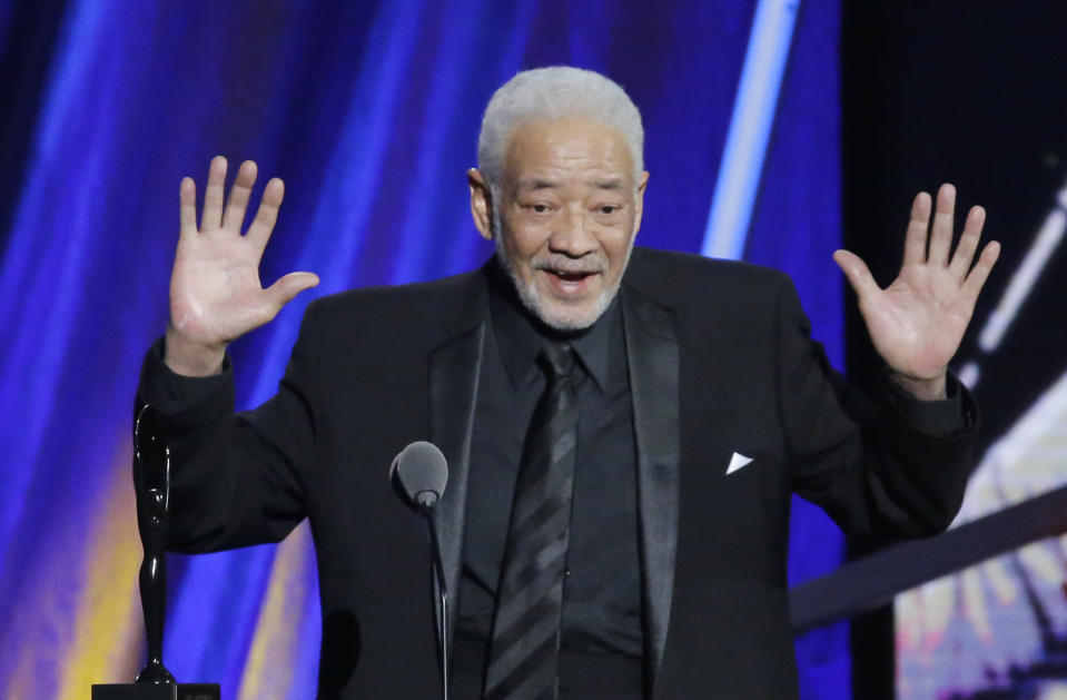 En esta foto del 18 de abril de 2015, el cantautor Bill Withers durante la ceremonia de inducción al Salón de la Fama del Rock and Roll en Cleveland. Withers, cantautor de éxitos de los 70 como "Lean On Me", "Lovely Day" y "Ain't No Sunshine", murió en Los Ángeles de complicaciones cardiacas el lunes 30 de marzo del 2020. Tenía 81 años. (AP Foto/Mark Duncan, Archivo)