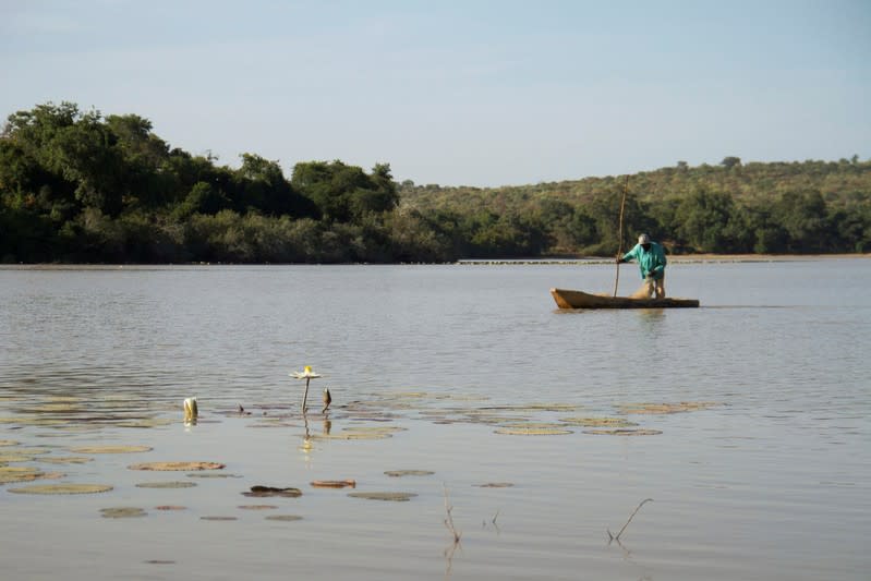 Modeste Traore, un pescador artesanal de 56 años, rema su bote en el lago Wegnia, en la región de Sahel en Koulikoro, Mali. November 23, 2019. REUTERS/Arouna Sissoko