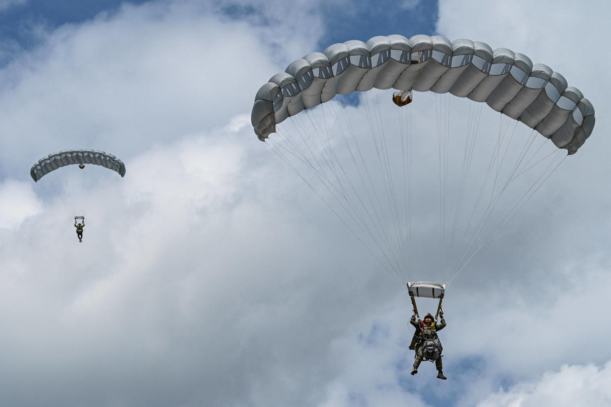 Un parachutiste de 67 ans a été gravement blessé lors d’un saut à l’occasion d’une cérémonie de commémoration le 5 mai 2024 (image d’illustration)