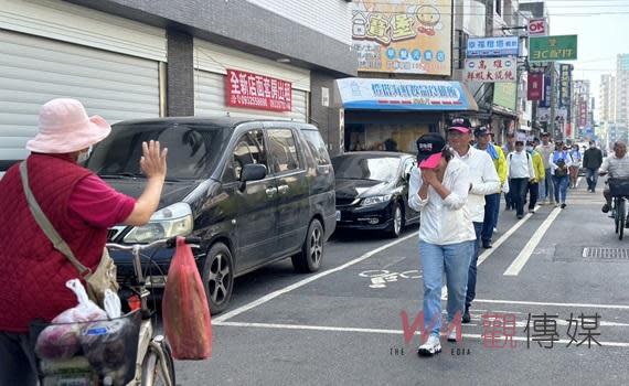 （觀傳媒雲林新聞）【記者蘇榮泉／雲林報導】雲林縣海線立法委員蘇治芬的徒步謝票行程進入第二天，上午北港謝票，嘉義縣山線當選立法委員陳冠廷特地來到北港市區內，與蘇治芬委員一同謝票，表達對雲嘉地區鄉親的努力承諾，共同為台灣加油。下午於元長謝票，農業部前部長陳吉仲、元長鄉長李明明也一同陪同蘇治芬委員徒步謝票於元長，共同向鄉親致意，為過去多年的支持表示感謝。