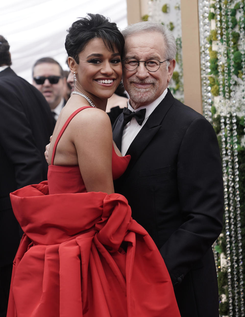 Ariana DeBose, izquierda, y Steven Spielberg llega a los Oscar el 27 de marzo de 2022 en el Teatro Dolby en Los Angeles. (Foto Jae C. Hong/Invision/AP)